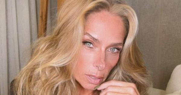 Adriane Galisteu elege biquíni nude para curtir clima ensolarado a família Tudo que eu amo