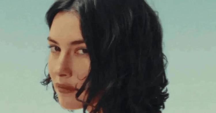 Gracie Abrams faz cover de Lorde em show na Nova Zel�ndia