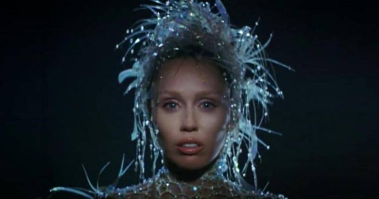 Miley Cyrus faz reflex�o sobre seu come�o de carreira