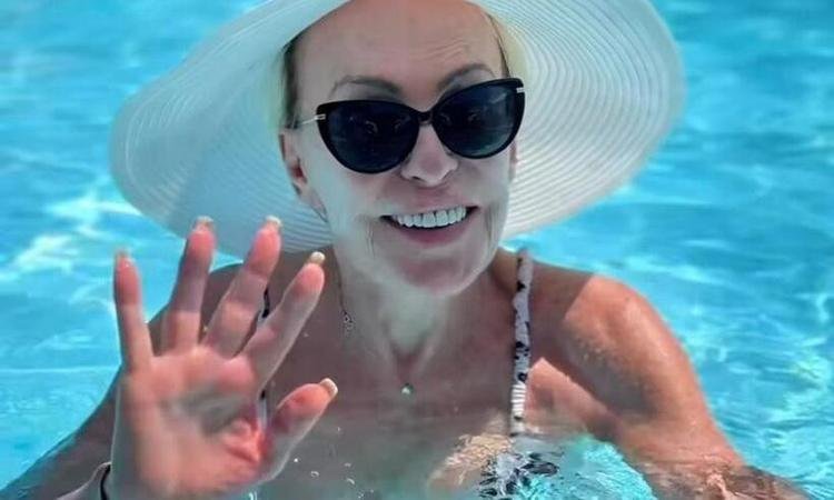 De biquíni, Ana Maria Braga comemorar a chegada do novo ano