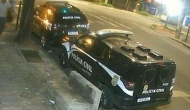 Homem fura pneus de viaturas na porta de delegacia