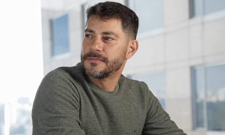 Evaristo Costa exp�e recado pol�mico e resposta vira assunto na internet