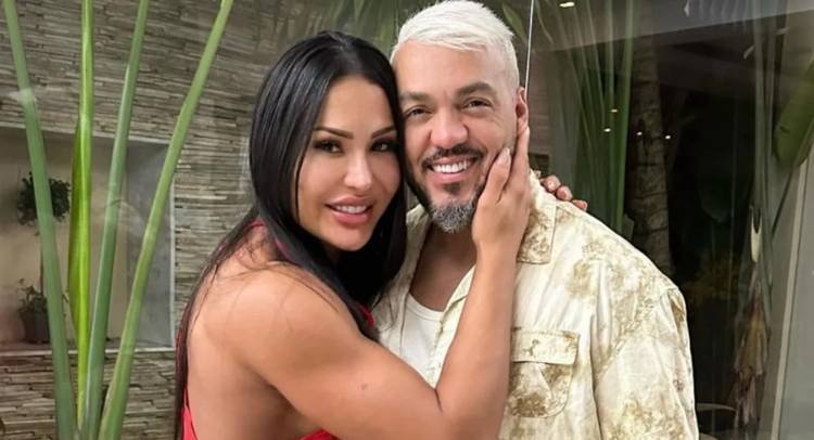 Gracyanne Barbosa revive meme com Belo e brinca de 'm�e reborn'
