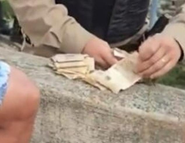 Moradores de Vi�osa encontram mala de dinheiro em ribeir�o