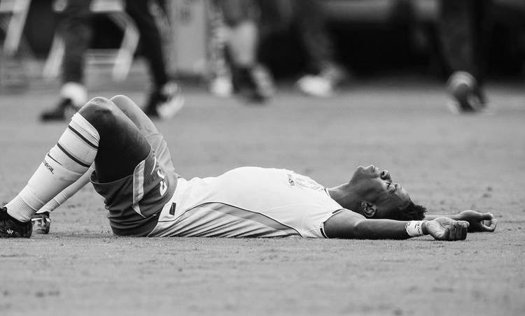 Vinicius Jr. quebra silêncio e pede desculpas após queda na Copa: 