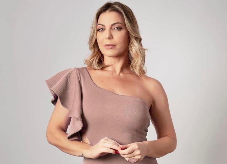 Sheila Mello posando para a foto