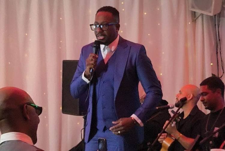 Mumuzinho emociona em festa de debutante da prima Yasmin Costa no Rio