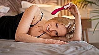 Vibrador e bem-estar: ideias de posi&#231;&#245;es para se conhecer melhor