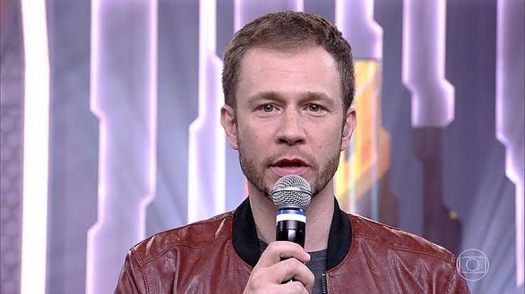 Tiago apresentando programa