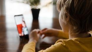 "Mais conectados ou mais distantes?": v�deo debate sobre inf�ncia de hoje