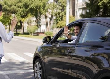 O que significa agradecer aos motoristas com aceno ao atravessar a rua?