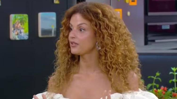 Atriz desembolsou cerca de R$ 115 mil para realizar o procedimento cir�rgico no pa�s que � refer�ncia no assunto