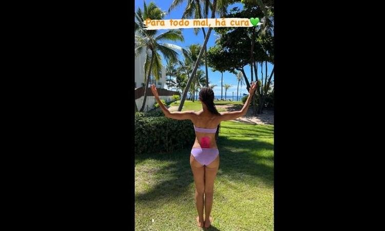 Ap�s crise de h�rnia de disco, Ta�s Ara�jo se recupera na Bahia