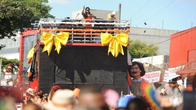 Via sonorizada Andradas embala foli�es no desfile do Volta Belchior