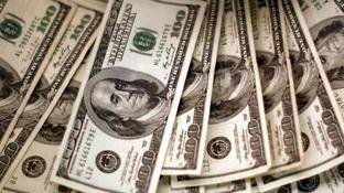 Dólar oscila na abertura