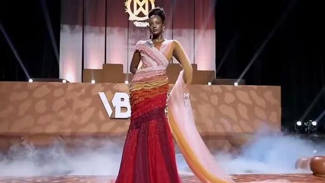 Miss Mundo Uganda usa vestido inspirado em cesárea e viraliza