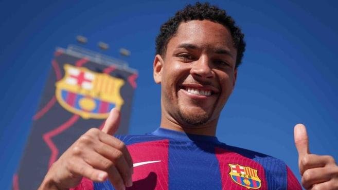 Vitor Roque chega na Espanha e conhece CT do Barcelona; veja v�deos