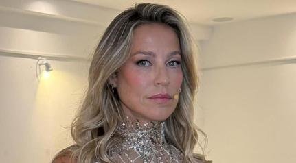 Aos 49, Luana Piovani surge seminua e beleza deixa fãs impressionados