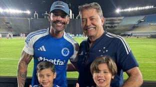 Gusttavo Lima posta v�deo com Pedrinho ap�s classifica��o do Cruzeiro