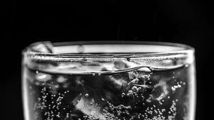 �gua com g�s hidrata tanto quanto a natural? Mitos e verdades da bebida