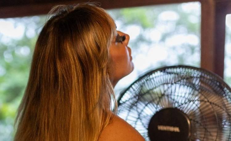 Vivi Fernandez posa nua, estampa a capa da 