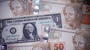 D�lar cai e Ibovespa sobe