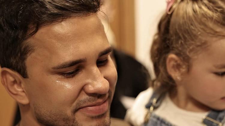 Uma das lembran�as da comemora��o surpresa do apresentador Lucas Guimar�es