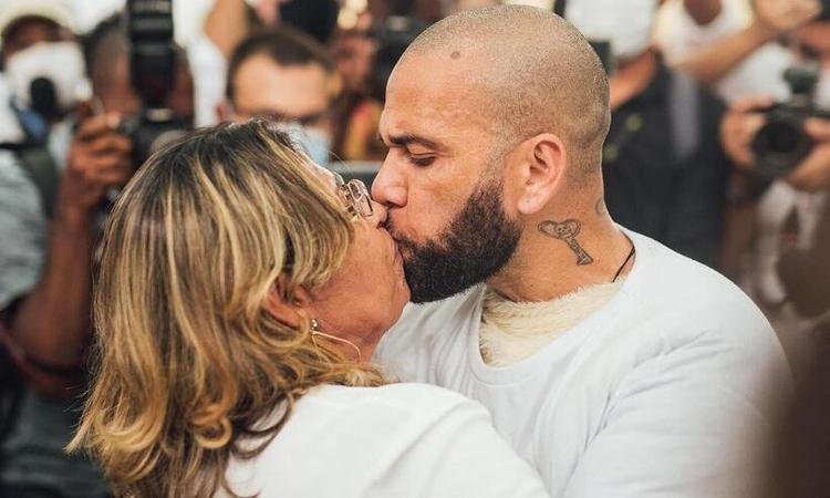 M�e de Daniel Alves quebra o sil�ncio ap�s pris�o do filho: 