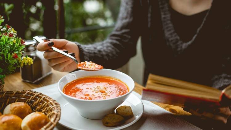 Sopa faz bem? Nutricionistas alertam para erros que podem aumentar calorias
