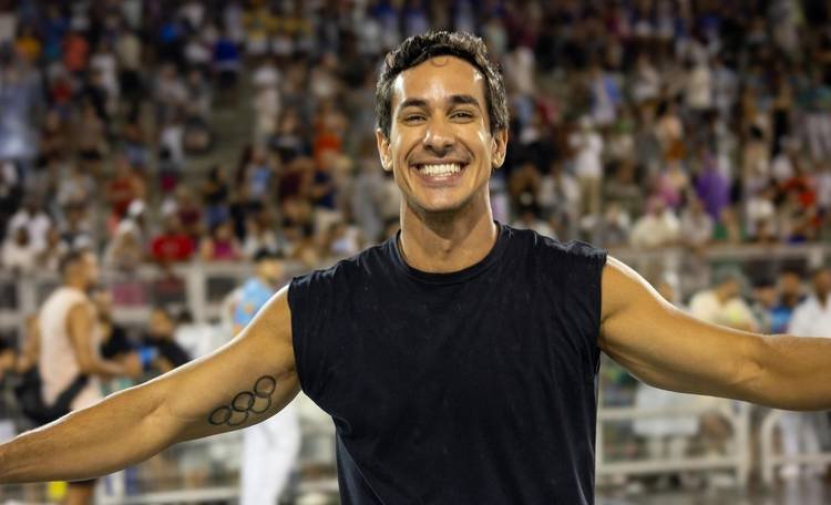 Henrique Martins ignora temporal e samba debaixo de chuva em S�o Paulo 