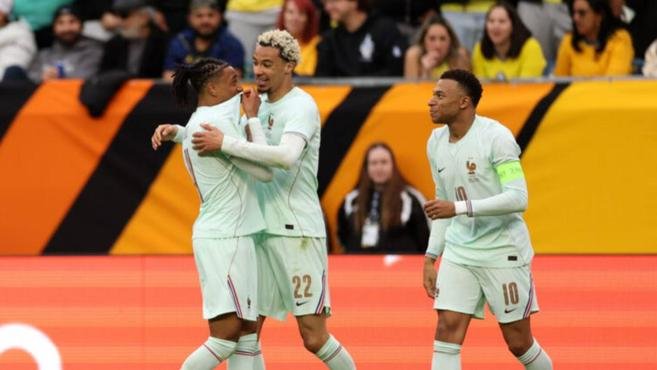 Craque da Fran�a que fez gol no Brasil se lesiona na Champions e preocupa para Copa