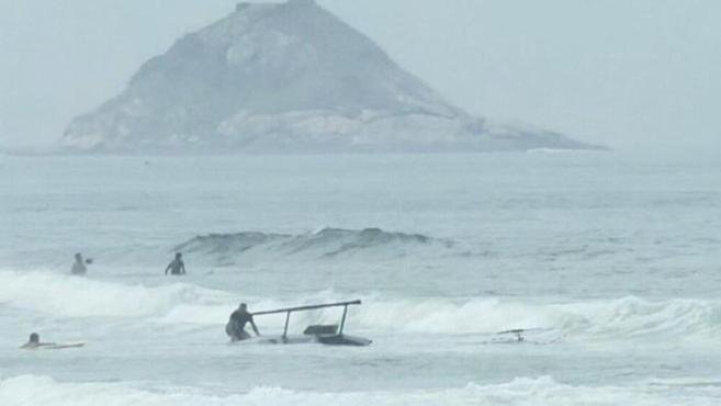Helic�ptero cai na praia da Barra da Tijuca, no Rio de Janeiro, e afunda