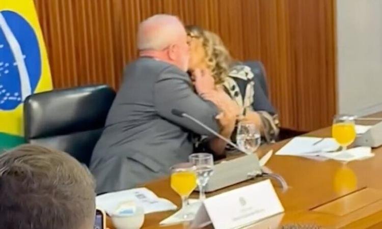 Lula beija Janja durante agenda no Pal�cio do Planalto