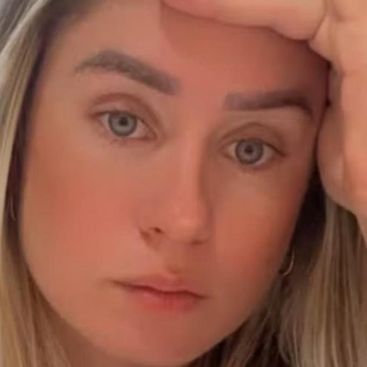 Debora Peixoto olhando para a câmera