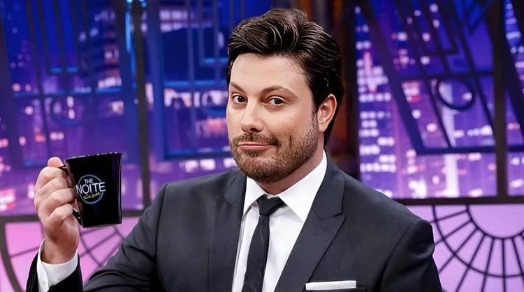 Danilo Gentili exibe conquistas e alfineta imprensa com n�meros expressivos