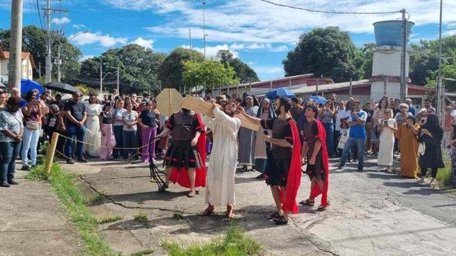 BH tem manh� de via-sacra, ora��es e almo�o sob o viaduto Santa Tereza - foto: Arquidiocese de Belo Horizonte/Divulga��o 