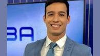O apresentador da Globo Adilson Muritiba teve uma crise de tosse após se engasgar ao vivo na tarde desta segunda-feira, 26, quando apresentava o jornal local BA Meio Dia, equivalente ao MG1, RJ1 e SP1, na cidade de Feira de Santana, na Bahia. Ao vivo na TV Sumaré, afiliada da Globo na cidade, ele apresentava um quadro de prestação de serviços, com vagas de emprego, quando começou a tossir. A tosse não parava mais e o jornalista precisou sair do ar às pressas, chamando um intervalo comercia