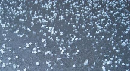 Carro amassado por granizo? Saiba o que o seguro cobre e como agir