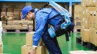 Exoesqueletos e empilhadeiras adaptadas protegem a mão de obra humana em carregamentos de caminhões, prevenindo lesões e aumentando a produtividade.