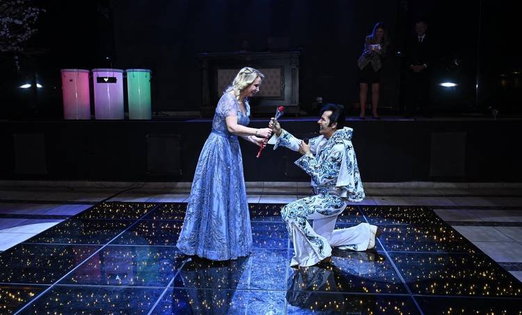 Alessandra Scatena posa ao lado de Helder Moreira, cover oficial de Elvis Presley