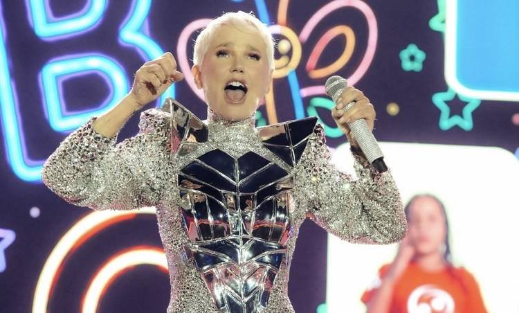 Xuxa Meneghel estreia espetáculo histórico, lota estádio e vira alvo de polêmicas