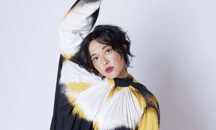 Jacqueline Sato se inspira em aura oitentista de Madonna em novo filme nacional; confira