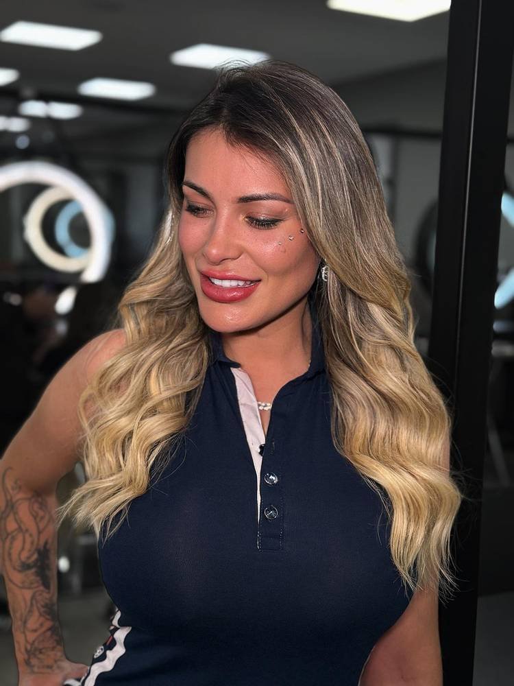 Andressa Urach volta aos sal�es ap�s cirurgia nos olhos