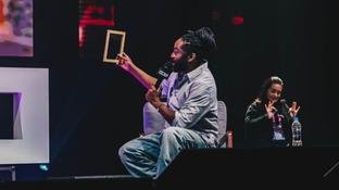 CCXP25: Lzaro Ramos anuncia nova temporada de Espelho