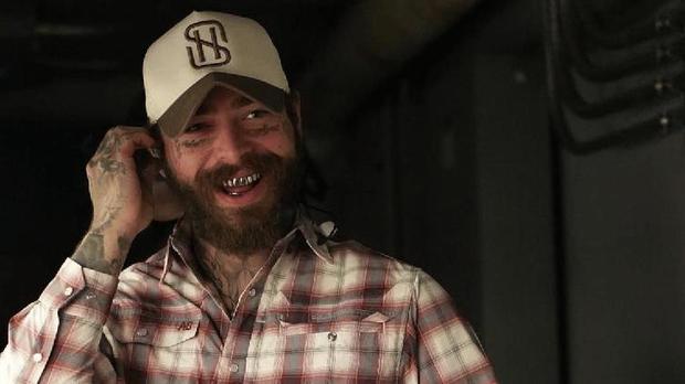 Post Malone cai do palco ao fazer brinde durante show