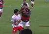 Bragantino x Flamengo: jogador acerta soco em advers�rio e � expulso