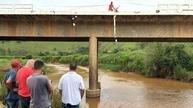 Acidente em ponte mata duas pessoas e arremessa outra no rio em Muria� - foto: Paulo Victor Costa/Portal Muria�