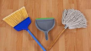 Qual a vassoura ideal para cada tipo de piso? Evite arranhes e desgaste