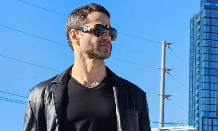 Daniel Satti brilha em evento com looks assinados pela stylist Malena Russo