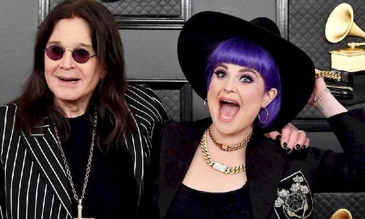 Kelly Osbourne compartilha como est� ap�s morte do pai�